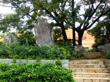 The entrance to the riverside path at Tuodong Stadium