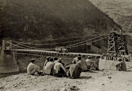 The reconstructed Huitong Bridge 1945 with an improvised eastern bridge tower. Note the fuel pipeline hanging under the bridge.