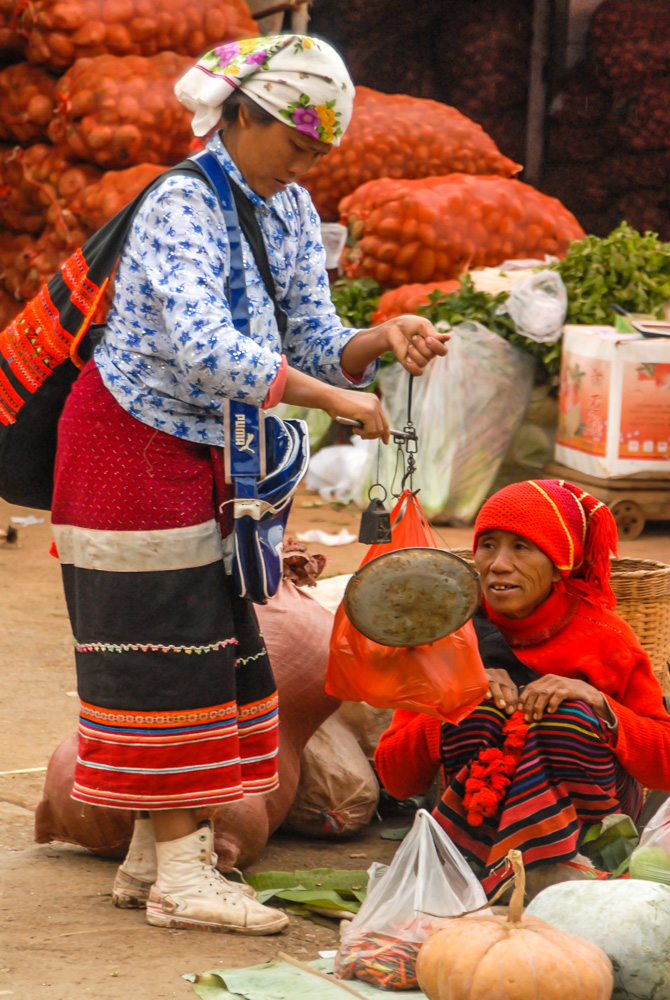 Lahu women in Menglian for market day