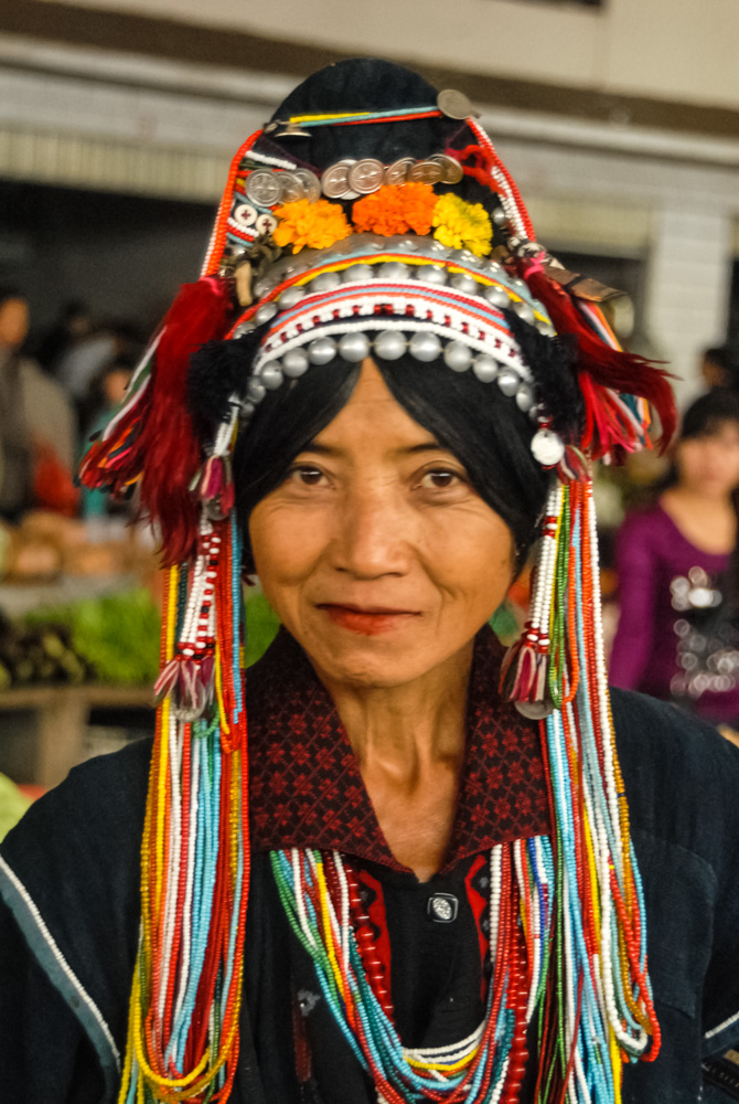 Aini woman, Menglian market