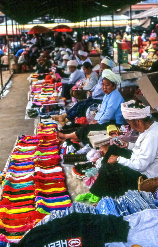 Dai thread merchants, Menglian market