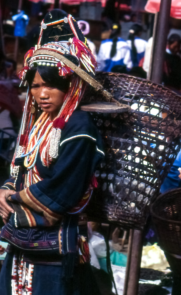 Aini woman, Menglian market
