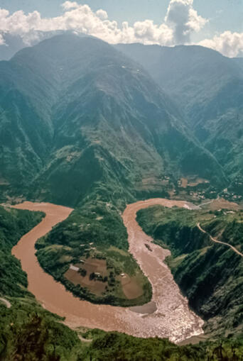 The first turn of the Nu River