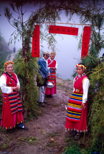 Tibetan hosts welcome devotees