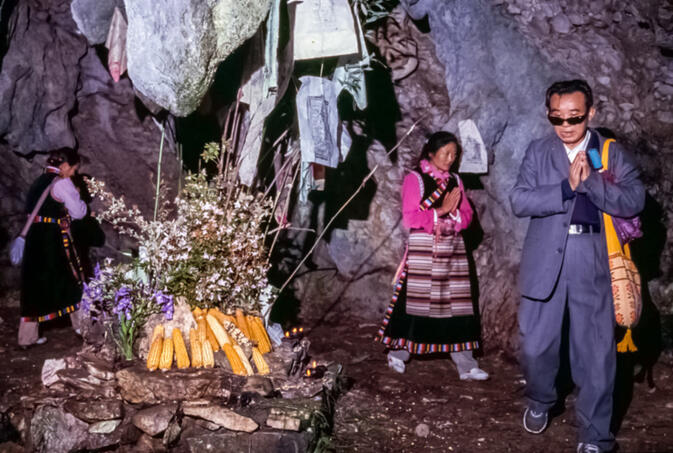Circumambulating A-Rong's shrine