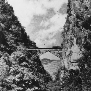 The 'Renziqiao Bridge' south of Mengzi, which resembles the Chinese character 'ren' (人), meaning 'person'