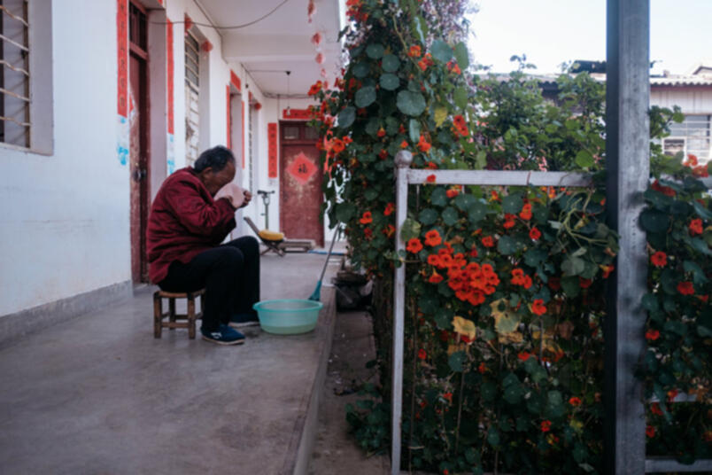 Luo Bingkang washes his face in Luoxianguan Village, Yunnan province, March 25, 2019 (Image credit: Wu Huiyuan/Sixth Tone)