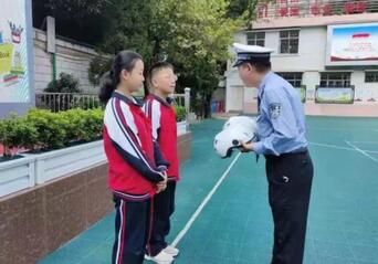 Teaching school children the importance of helmets