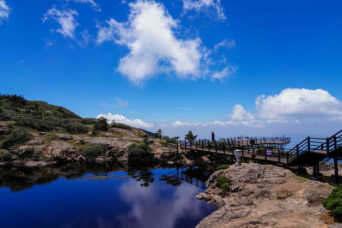 A crystal lake in Jiaozi Mountain