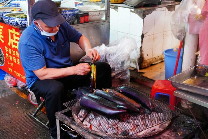 Besides fresh produce, authentic local food can also be enjoyed here