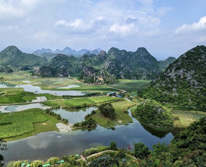 Overlooking the beautiful scenery on Qinglong Mountain