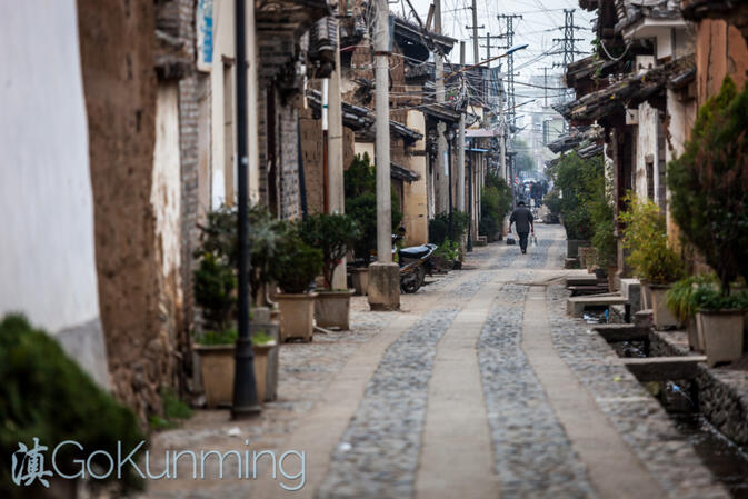 A look down Ximen Jie in the early morning
