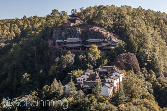 Shizhong Temple as seen from Lion Pass