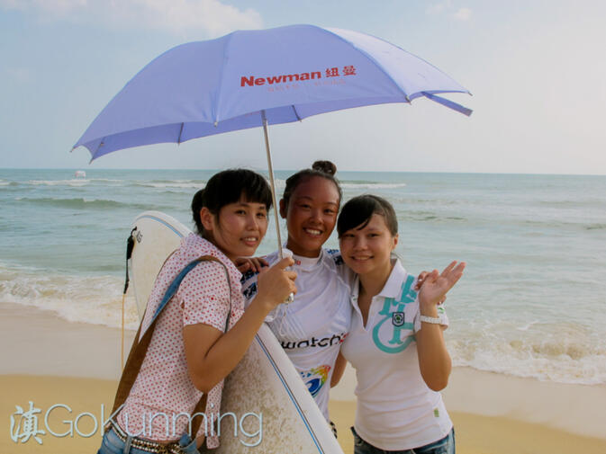 Chinese pro surfer, Darci Liu, poses for a photo with fans at the 2011 Swatch Girls Longboard Pro