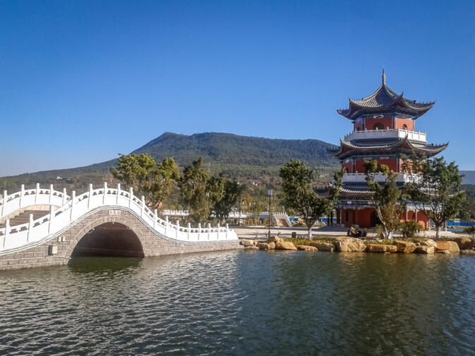 Lakeside park outside of Xinping's county seat
