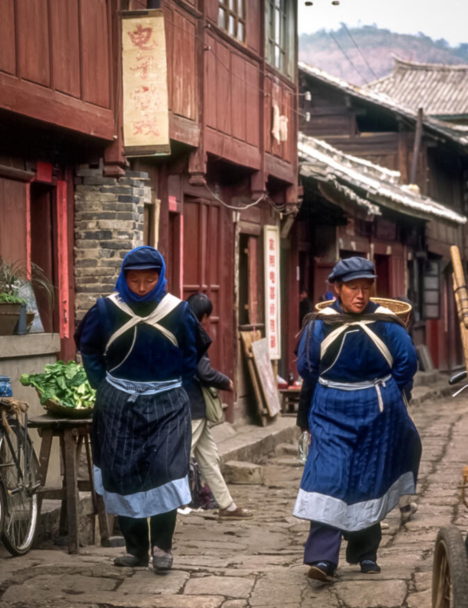 Naxi women on a Dayan street