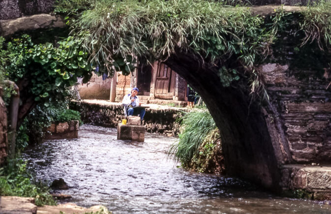 Chinese artist sketching the Old Stone Bridge, 1993