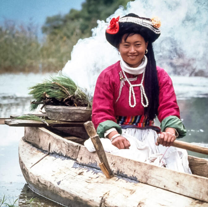 Mosuo woman performing the Floating Offering